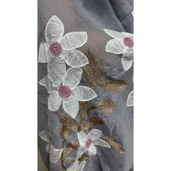 Sheer shawl adorned with beautifully embroidered white floral appliqués - Picture 2 of 4
